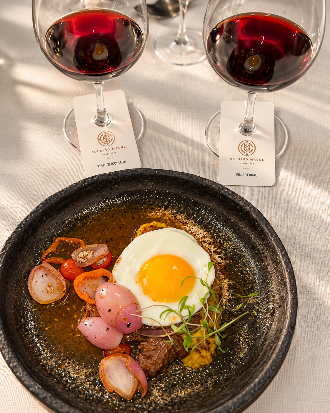Alta cocina con vino y cerámica artesanal