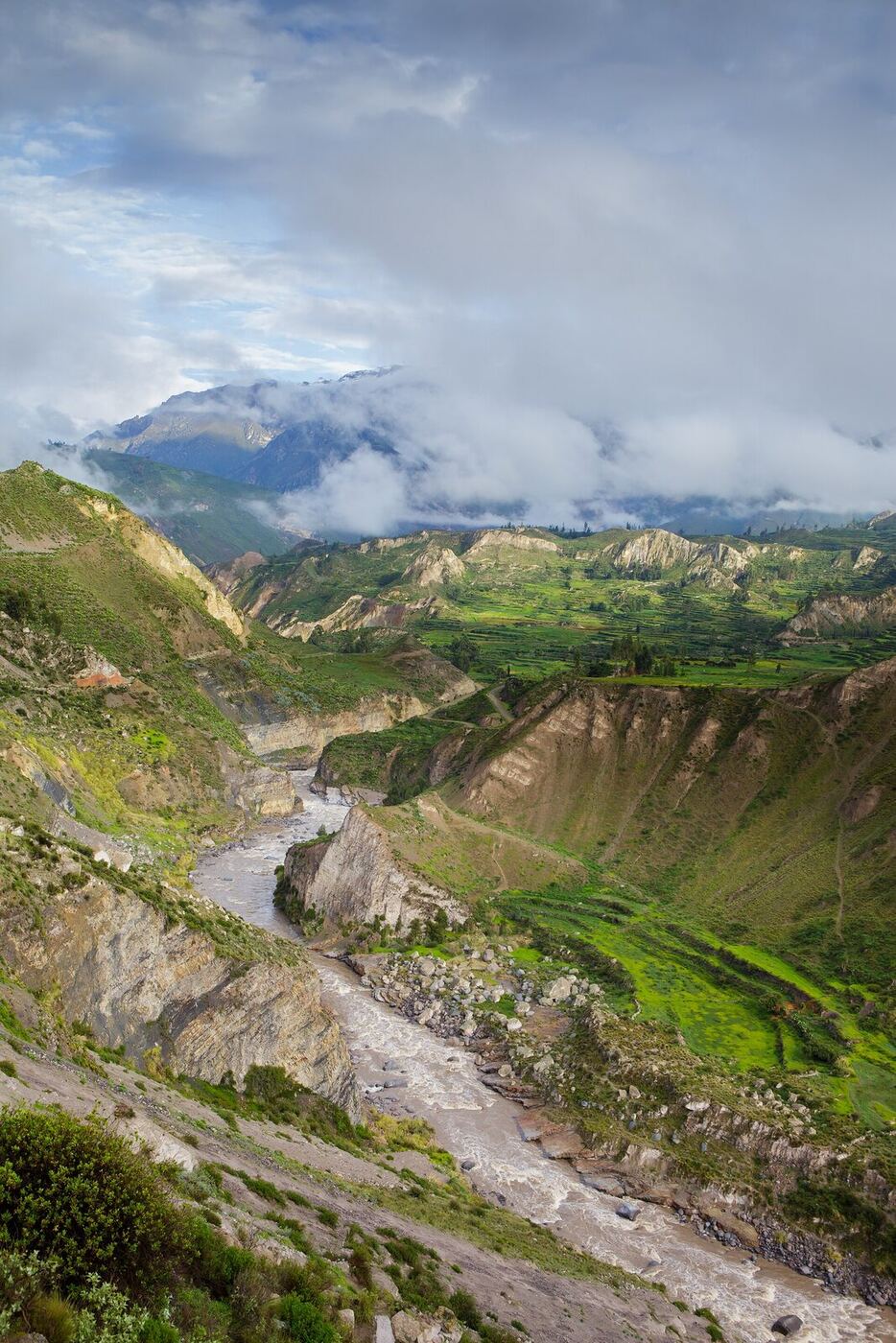 El Colca combina andenería prehispánica en uso con una de las mayores profundidades de cañón del mundo.