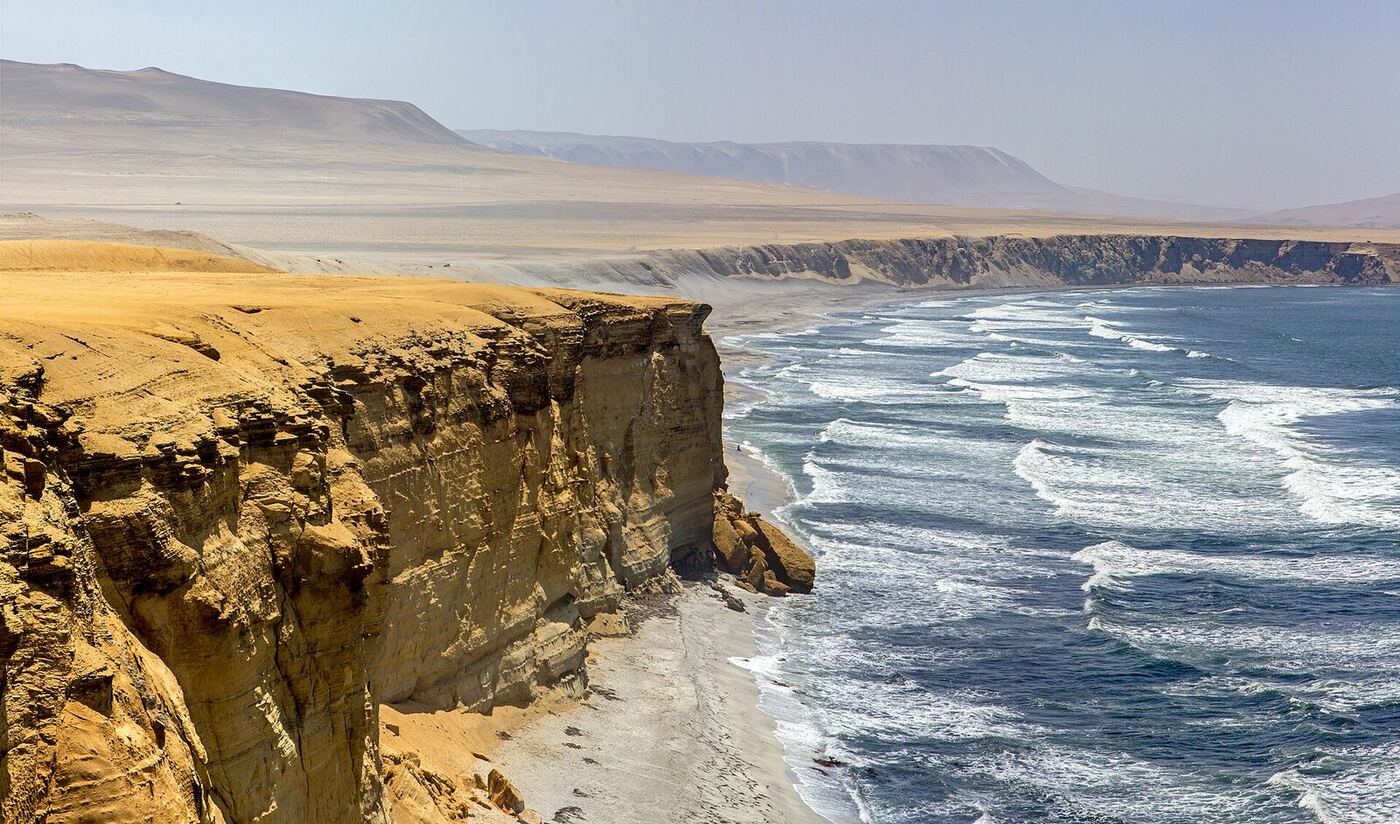 La reserva de Paracas combina desierto, acantilado y una de las mayores concentraciones de aves marinas del Pacífico.