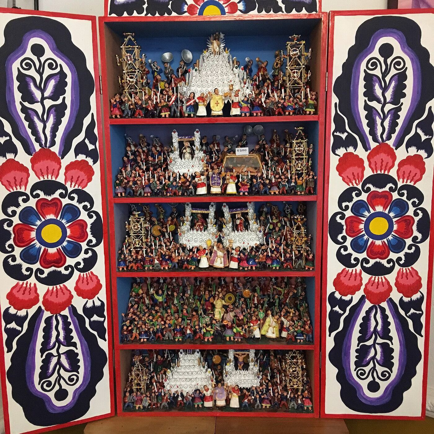 El retablo ayacuchano pasó de objeto devocional a soporte de narración histórica.
