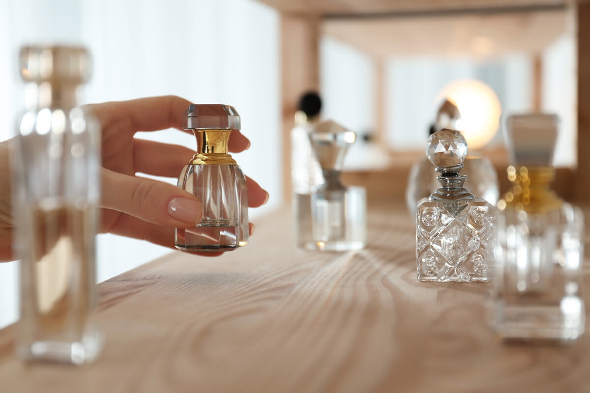 Los perfumes que mujeres elegantes -sí o sí- deben tener en sus